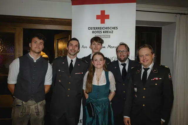 Organisations-Team mit Abteilungskommandant und Landesrettungskommandant a.I.
v.l.n.r.: Lucas Wallner, AK Jörg Spraider, Leonie Schnitzler, Jonas Amon, Thomas Hinterseer, LRK a.I. Clemens Ebster | Foto: Rotes Kreuz Salzburg