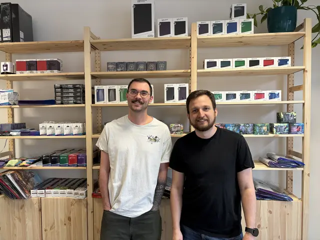 Mark Kozissnik und Christoph Greischberger eröffnen mit dem SideQuest einen neuen Gamestore am Eggenberger Gürtel.  | Foto: MeinBezirk/Markus Kropac