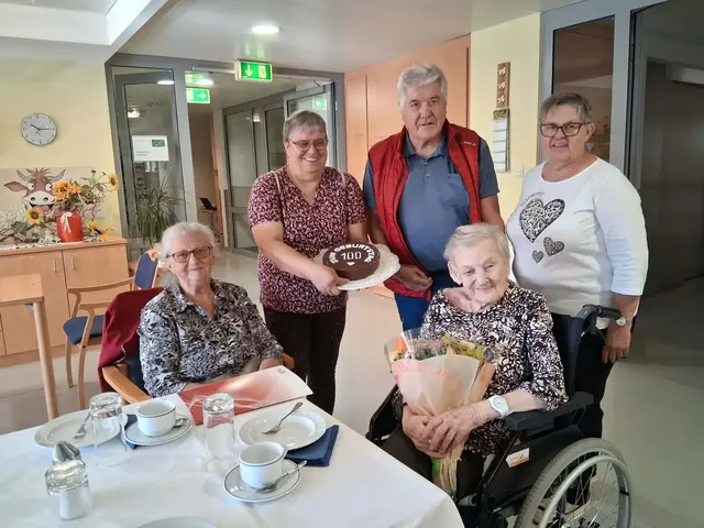 Maria Schmid (re.) feierte ihren 100. Geburtstag im Altenheim MIcheldorf. | Foto: Felbinger