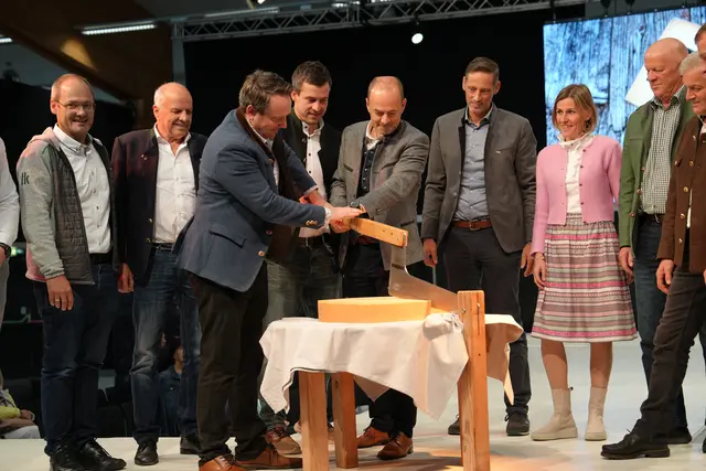 Mit vereinten Kräften wurde auf der Innsbrucker Herbstmesse der erste Tiroler Almkäse g.U. der neuen Saison feierlich angeschnitten. Der traditionelle Moment markierte den genussvollen Auftakt für eine Spezialität, die für Tiroler Almwirtschaft, handwerkliche Qualität und regionale Herkunft steht. | Foto: MeinBezirk/Thomas Geineder