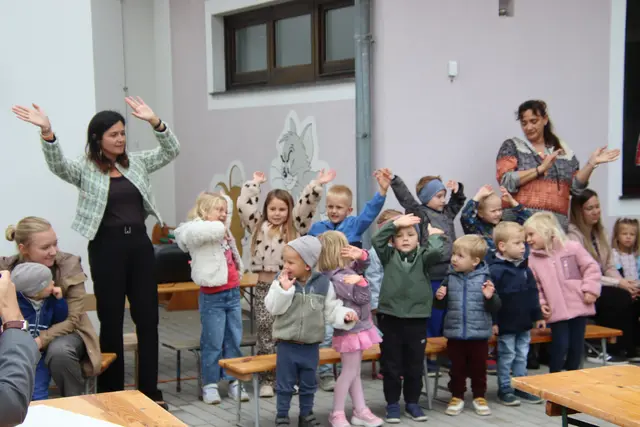 "Auf der Baustelle ist was los", hieß es in einem Lied, mit dem die Kindergartenkinder die Eröffnungsfeier mitgestalteten. | Foto: Martin Wurglits