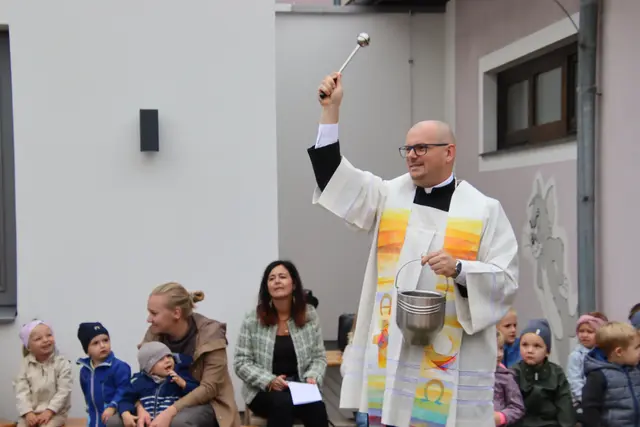 Pfarrer Kurt Aufner segnete den Zubau. | Foto: Martin Wurglits
