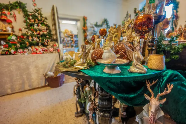 Hier habe ich gleich mehrmals auf den Auslöser gedrückt: Gold, Kupfer und tiefgrüner Samt, dazu das Funkeln der Kugeln. Ein Fest für die Linse, auch außerhalb der Adventszeit. | Foto: Gerald Lang Photography
