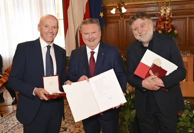 Peter (l.) und Lukas (r.) Resetarits erhielten das Goldene Ehrenzeichen für die Verdienste um das Land Wien von Bürgermeister Michael Ludwig (SPÖ) überreicht. | Foto: Stadt Wien/Christian Jobst