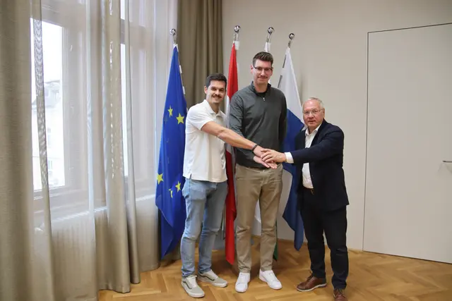 Eduard Reicht, Philipp Friedl und Bgm. Josef Ober bekröftigten die Kooperation für die Disc Golf Staatsmeisterschaft in Auersbach | Foto: MeinBezirk/Herwig Brucker