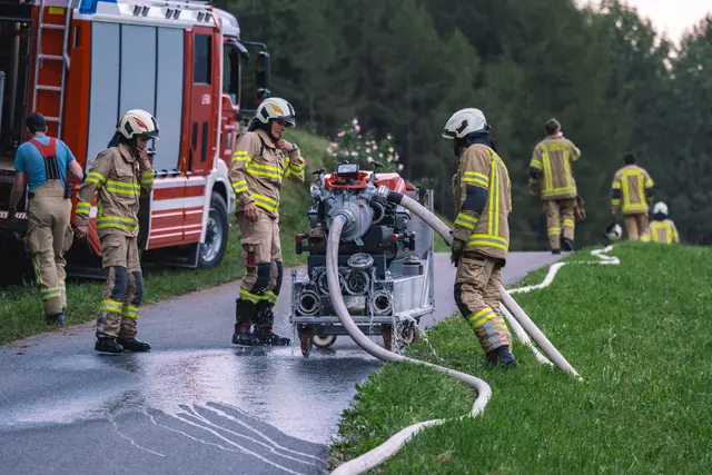 Mit Pumpen wurde Löschwasser aus der Ruetz herbeigeschafft. | Foto: Pernsteiner