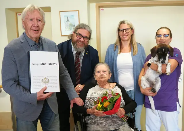  Peter und Gerta Perlich, GR Klaus Bergmaier, Sabrina Schieder (PDL Senecura Haus Thorwesten), Corinna Hauser (WBL Senecura Haus Thorwesten) mit Hund Bruno | Foto: Stadt Krems