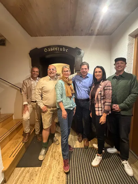 Siegfried Pramhas (WKO Kirchdorf), Rainer Ramsebner (Lögerhütte, Tourismusforum), Y’vonne O’Shannasy (Fleischerei, Tourismusforum), Bgm. Klaus Aitzetmüller (Bgm.), GF Corinna Polz (360°Alpenland), Franz Pachleitner jun. (Intersport Pachleitner, Tourismusforum) | Foto: WKO Kirchdorf