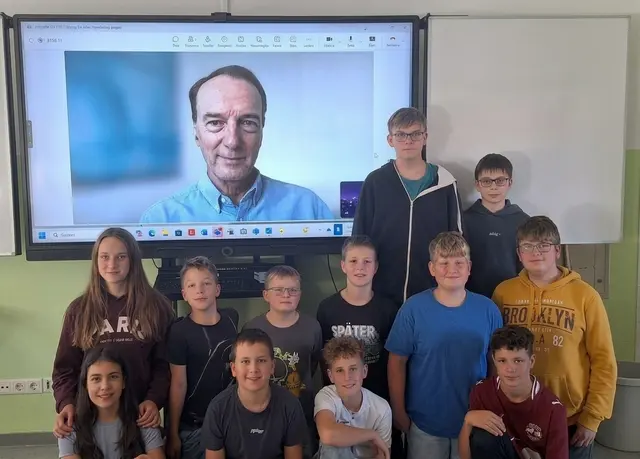 SchülerInnen: von links vorne: Katharina Bauer, Sebastian Bauer, Elias Hinterndorfer, Jakob Hofer:
2. Reihe von links: Lisa Kitzler, Xaver Hinterndorfer, Sebastian Huber, Florian Auer, Sascha Raffinger, Fabian Leutgeb
von links hinten stehend: Philipp Maierhofer, Adrian Grünstäudl | Foto: MS Arbesbach