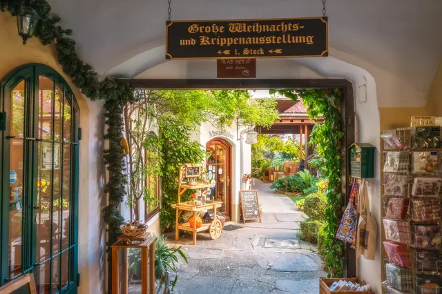 Ich liebe solche Durchblicke. Aus dem schattigen Gewölbe schaut man ins helle Grün des Innenhofs, und das Licht macht den Kontrast richtig schön. | Foto: Gerald Lang Photography