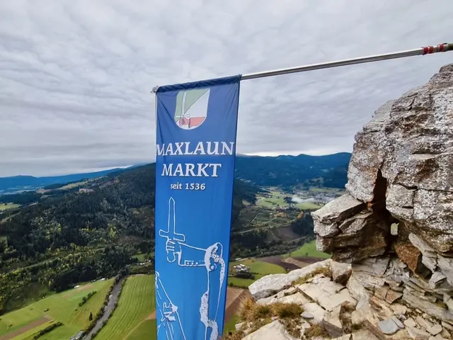 Die Maxlaun- Fahne weht vier Tage hoch über Niederwölz.
Foto: Erik Esser | Foto: MeinBezirk/Angelika Brunner