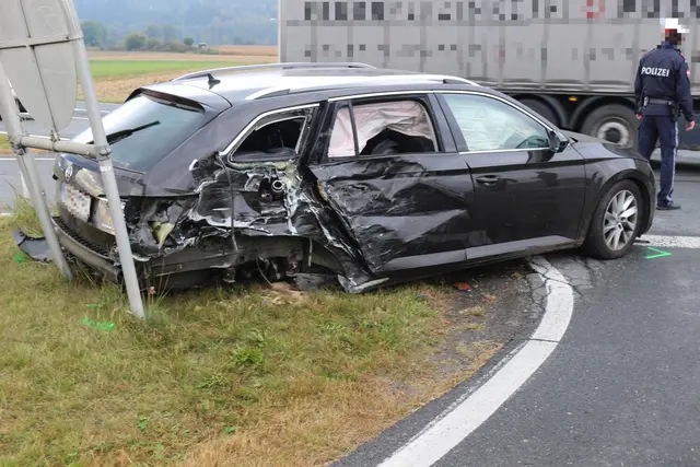Die Autofahrerin und der Lkw-Lenker sollen verletzt ins Krankenhaus gebracht worden sein. | Foto: Feuerwehr Olsach-Molzbichl