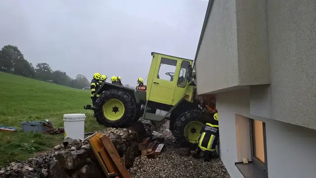 Warum sich der Traktor selbstständig in Bewegung setzte, ist derzeit noch unklar. | Foto: FF Großraming