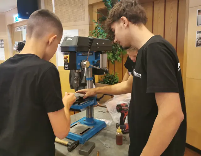 Lehrlinge aus dem Gailtal zeigen den Schülerinnen und Schülern, wie ihr Arbeitsalltag aussieht und welche Möglichkeiten eine Lehre bietet.