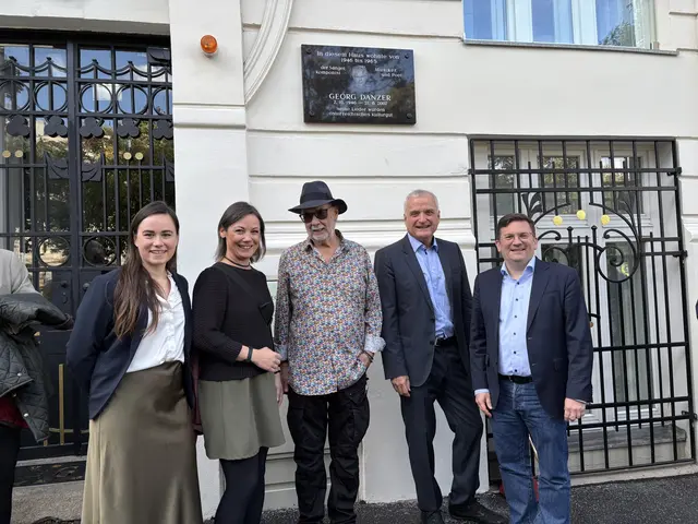 Mariella Pfoser, Managerin des Hotels „Das Gaudenzdorfer", Katharina Weninger, Franz Schwarz, Klaus Pfoser, Hauseigentümer, Wilfried Zankl (v.l.n.r.) bei der Enthüllung der Gedenktafel | Foto: Marlene Graupner/MeinBezirk
