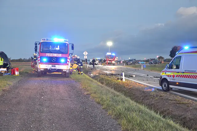 Die Straße wurde für den Einsatz gesperrt. | Foto: BFK WT/St. Mayer