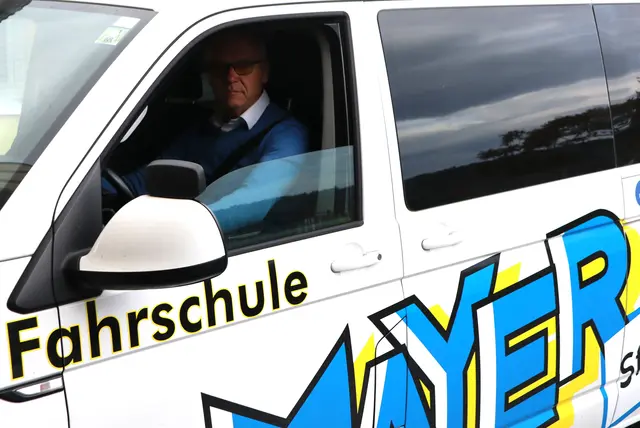 Franz Trummler ist als Fahrlehrer das Fahren mit dem Bus gewöhnt | Foto: Gerhard Langmann