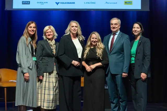 Beim 47. Unternehmerinnenforum in Ybbs (v.l.): Die WKNÖ-Direktor-Stellvertreterinnen Maria Gindl und Alexandra Höfer, Frau in der Wirtschaft NÖ-Landesvorsitzende Vera Sares, Landtagsabgeordnete Silke Dammerer, Wirtschaftskammer NÖ-Vizepräsident Christian Moser und Frau in der Wirtschaft NÖ-Geschäftsführerin Nicole Wöllert. | Foto: Monika Fellner