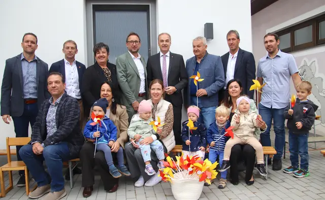 Kindergartenkinder und Betreuerinnen feierten die Eröffnung der Krippe gemeinsam mit Vertretern der Gemeinde- und Landespolitik. | Foto: Martin Wurglits