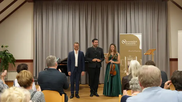 Nach dem Konzert dankte das begeisterte Publikum der Interpretin und den Interpreten Andreas Fröschl (Klavier), Clemens Unterreiner (Bariton) und Laura Gfrerer (Geige) mit einem langen Applaus für die exzellenten Darbietungen im Rahmen der Randhartinger-Serenade im Festsaal Ruprechtshofen. | Foto: Serenadenkonzerte Niederösterreich