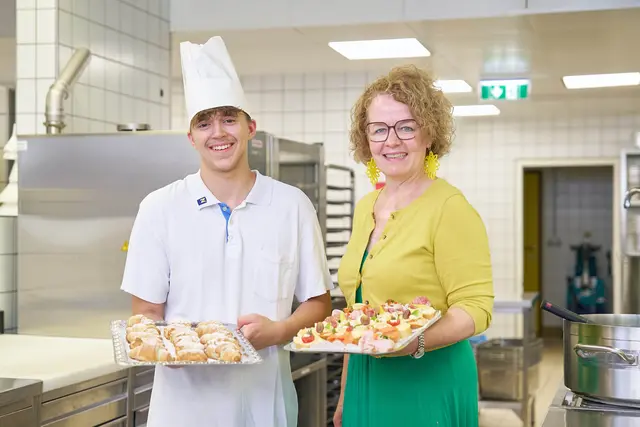 Mit Engagement am Herd und einem Einser-Vorzug Richtung Lehrabschluss: Kochlehrling Tobias Sos und Landesrätin Christiane Teschl-Hofmeister im PBZ Bad Vöslau.
 | Foto: NÖ LGA /Philipp Monihart