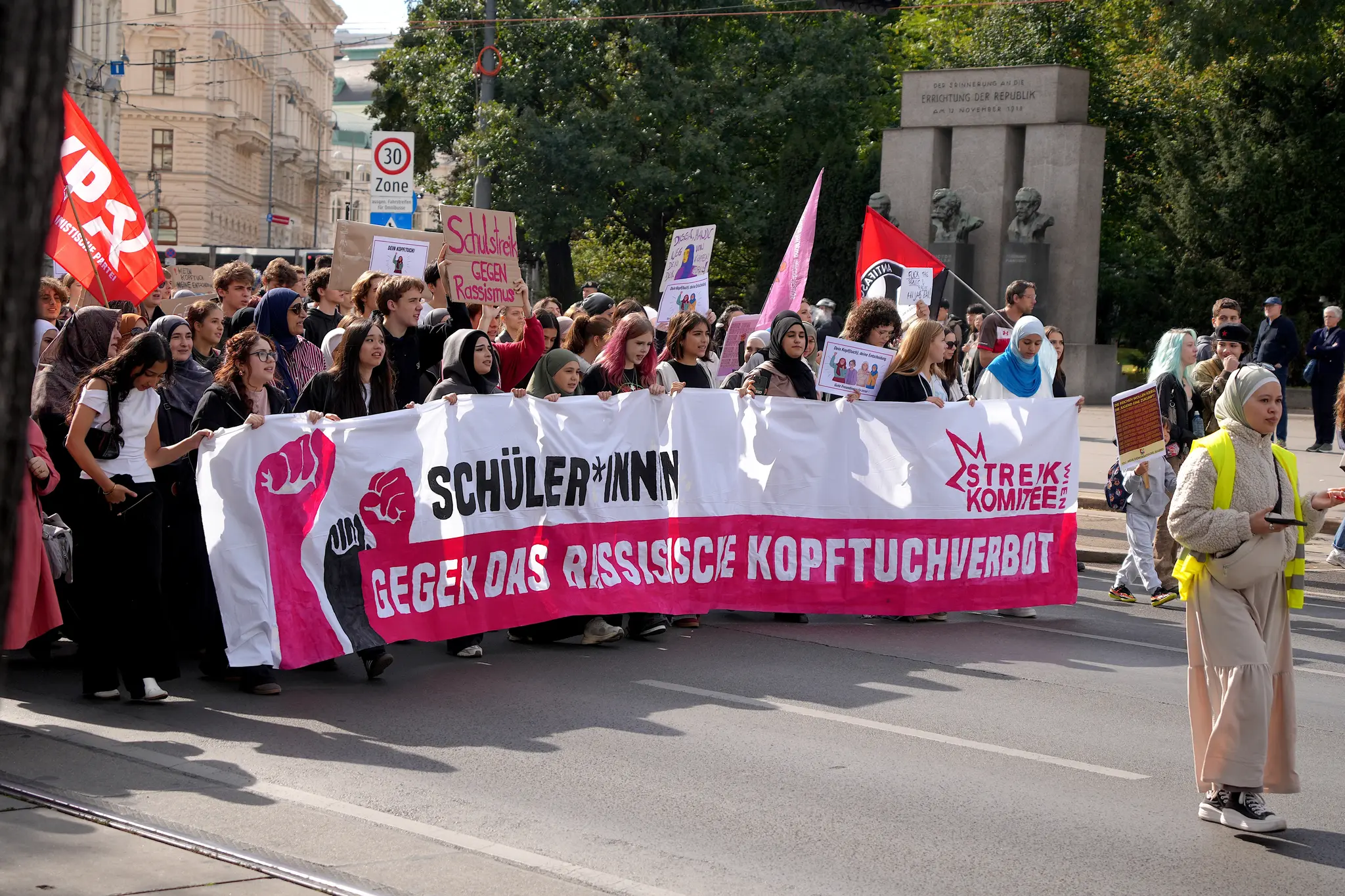 School strike in Vienna: Thousands of young people protest against ...
