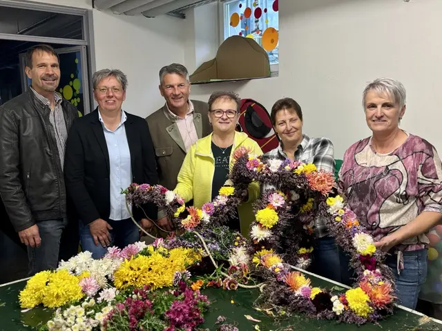 Die Kranzlbinderinnen sind für die blumig- geschmückte Freyung verantwortlich. Das Hoadrach und die Blumen zu binden dauert einige Stunden. | Foto: MeinBezirk/Angelika Brunner
