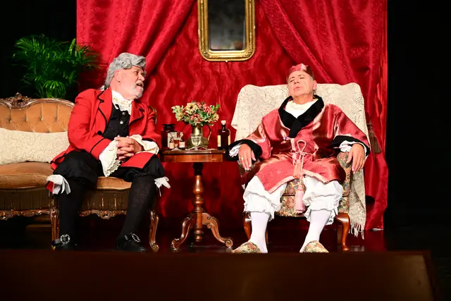 Die Stimme der Vernunft: Werner Pleischl als Beralde, Bruder des Kranken (Johann Pauxberger).  | Foto: Bernhard Baumgartner