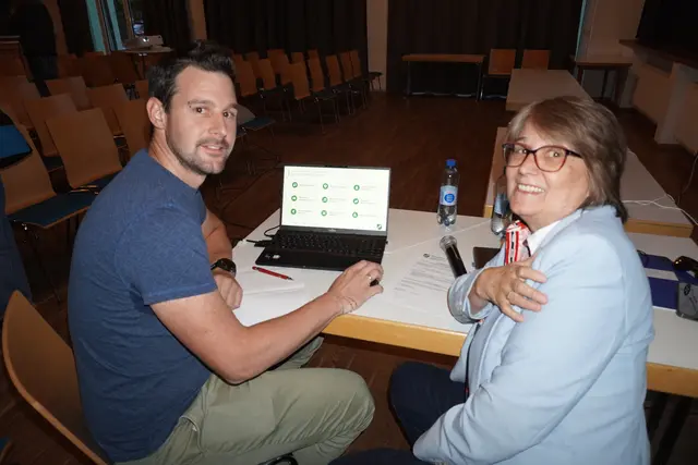 Bmst. Ing. Alexander Weißenbichler und Bürgermeisterin Gabriele Rothbacher präsentieren die Varianten und die Schritte zur neuen Volksschule. | Foto: Gerg Larcher / MeinBezirk