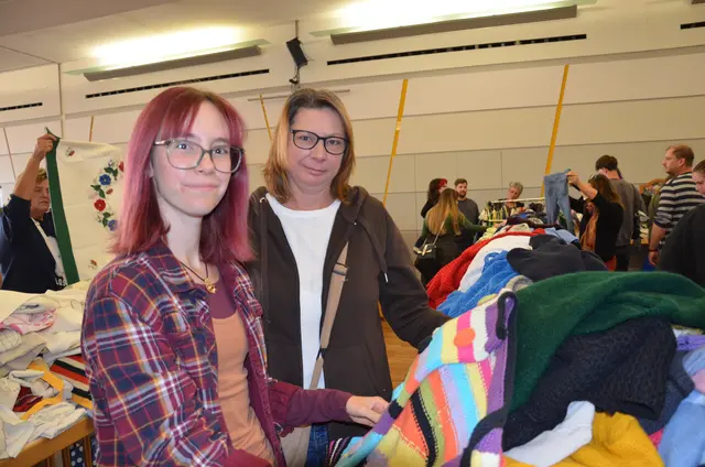 Ursula und Nora stöberten bei den Gewändern | Foto: Elisabeth Peinsipp