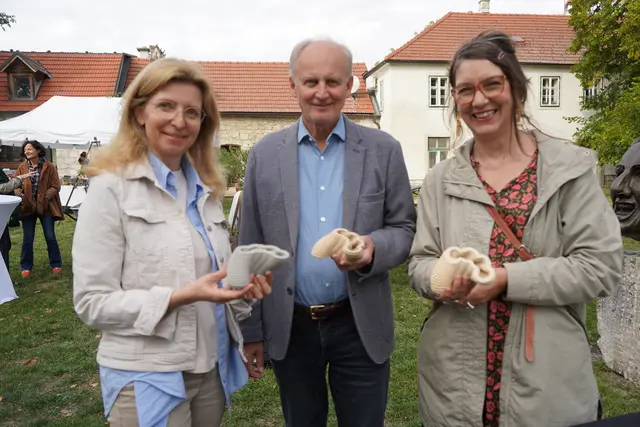 Bürgermeister Erwin Preiner lauscht den Erläuterungen  von Professorin Milena Stavric über verschiedene Sediment-Form-Stücke | Foto: Andrea Glatzer