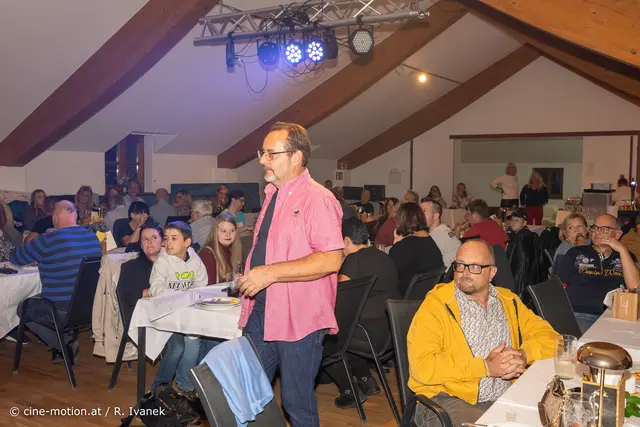 Karaoke-Abend der Dorferneuerung -letzte Vorbereitungsarbeiten vor der Eröffnung. | Foto: cine-motion.at / R. Ivanek