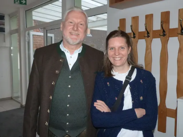 Mit beeindruckender Tracht trafen die Gäste im Gemeindezentrum von Lindgraben ein. | Foto: Vanessa Wittmann