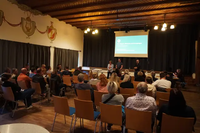 Gut gefüllter Saal: Großes Interesse herrschte bei der Gemeindeversammlung im Vereinshaus Polling. | Foto: Gerg Larcher / MeinBezirk