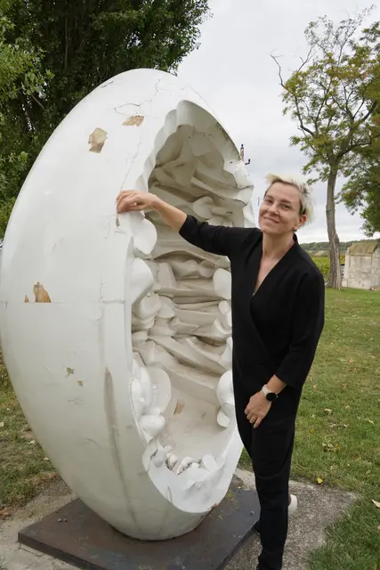 Auch die Wander Bertoni Skulptur "Wir und das Ei" wurde im Forschungsprojekt befundet. Im Bild Mag.art Sabina Simonič von der Akademie der bildenen Künste   | Foto: Andrea Glatzer