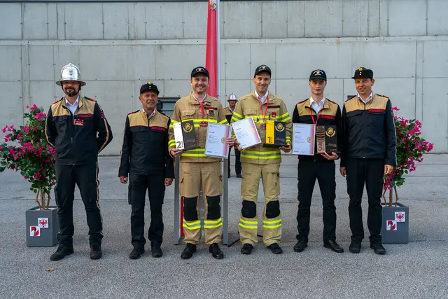 Die drei Erstplatzierten: Lukas Huber (mit Urkunde Mitte), Georg Berger (links) und Ronald Scheiber (rechts) mit Bewerbsleiter Johannes Thurner, Lds.-Kdt. Jakob Unterladstätter und Lds.-FW-Insp. Rene Staudacher | Foto: LFV Tirol/Lintner