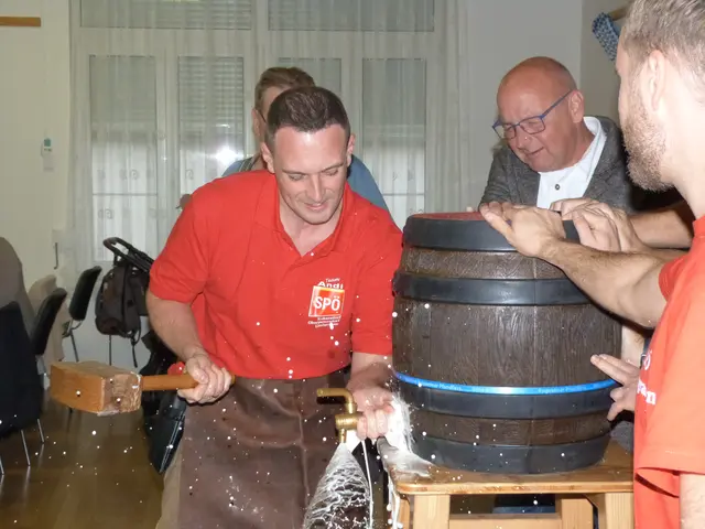 Michael Hauer, Ortsvorsteher Lindgraben, Gemeindevorstand und im Gemeinderat tätig, kümmerte sich beim Oktoberfest um den feierlichen Bieranstich.  | Foto: Vanessa Wittmann