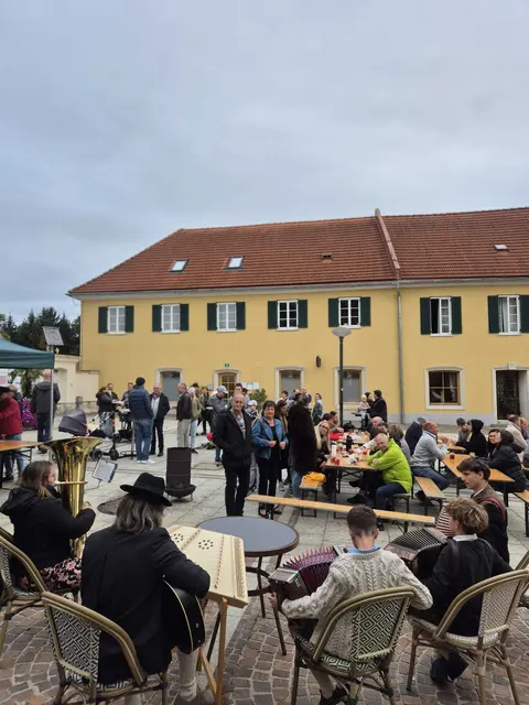 Denn manchmal braucht es gar nicht viel, um Menschen glücklich zu machen: ein paar heiße Kastanien, ein gutes Glas Sturm, Musik, die berührt, und Menschen, die sich Zeit füreinander nehmen.
 | Foto: Lisa Kukovetz