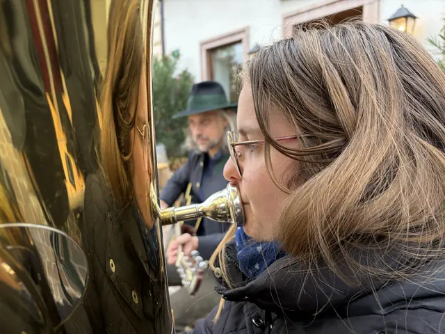 Die Höhepunkte waren neben Wein und Maroni die Jugendlichen der Musikschule Fernitz-Mellach. Unter der Leitung von Daniel Kukovetz begeisterten Jan Wassermann, Dominik Meinhart-Probst, Lukas Swoboda und im Bild Carina Pregartner gemeinsam mit ihrem Lehrer das Publikum. 