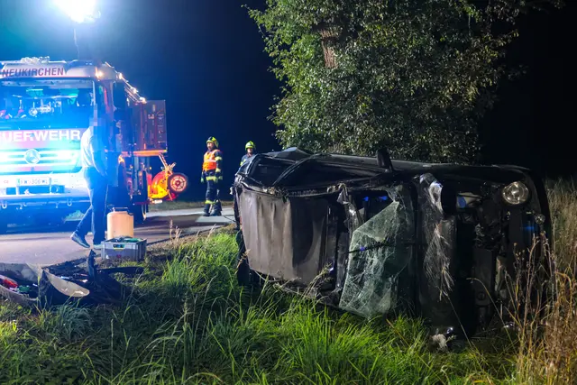 Die Insassen konnten das demolierte Auto beinahe unverletzt verlassen. | Foto: laumat/Matthias Lauber