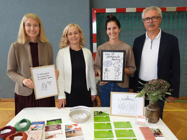 Gesundheits-Roas" der Gesunden Gemeinde Bad Kreuzen. Gesundheitsreferentin, Landeshauptmann-Stv. Christine Haberlander, Leiterin der Gesunden Gemeinde Bad Kreuzen Anita Payreder und Bürgermeister Manfred Nenning am Stannd von Stefanie Kollros. | Foto: Robert Zinterhof