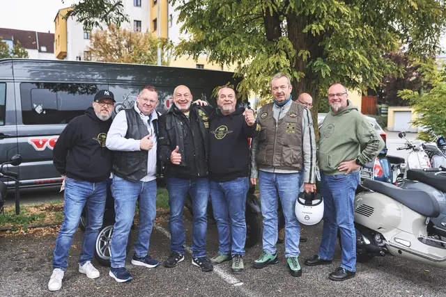 Nochmals gemeinsam die Vespas gestartet: Das Ausrollern in Traun gehört zu den Fixpunkten im heimischen Vespa-Kalender. | Foto: Reischl