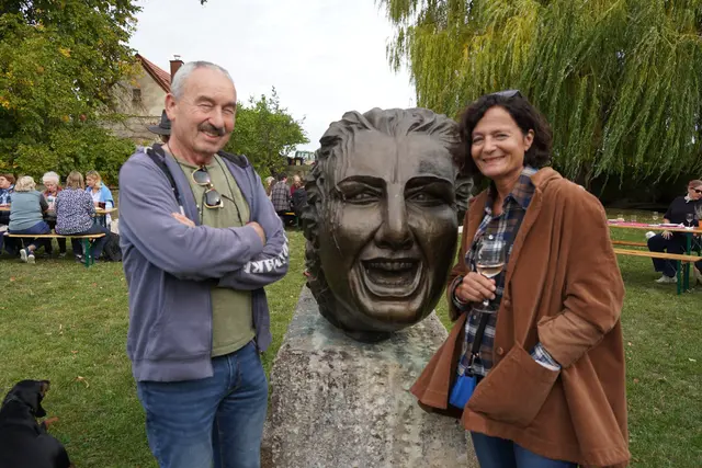 Josef Bader und Eva Schreiber mit einem Teil des Januskopf aus Bronze | Foto: Andrea Glatzer