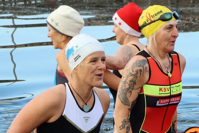 Eintauchen in das Eiswasser mit Claudia Müller (2.v.l.) für einen guten Zweck | Foto: Gerhard Langmann