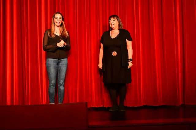 Früher selbst auf der Theaterbühne, nun auf politischem Parkett: Bürgermeisterin Jasmin Klemmer-Schlögl begrüßte mit Regisseurin Regina Sykora die Premierengäste.  | Foto: Bernhard Baumgartner