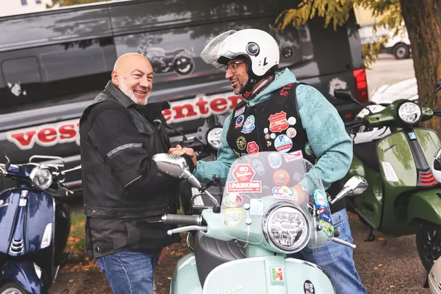 Benzingespräche, gemeinsame Abenteuer und das Gefühl von Freiheit: Vespas begeistern seit Jahrzehnten. | Foto: Reischl