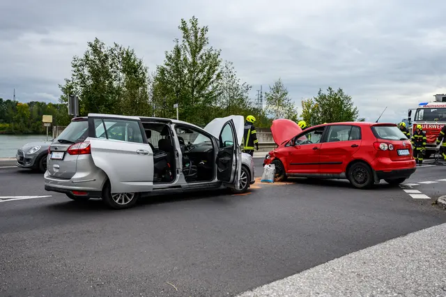 Bei einer Kreuzung auf der B3 in Mauthausen kollidierten zwei Autos. | Foto: Fotokerschi/ Simon Brandstätter