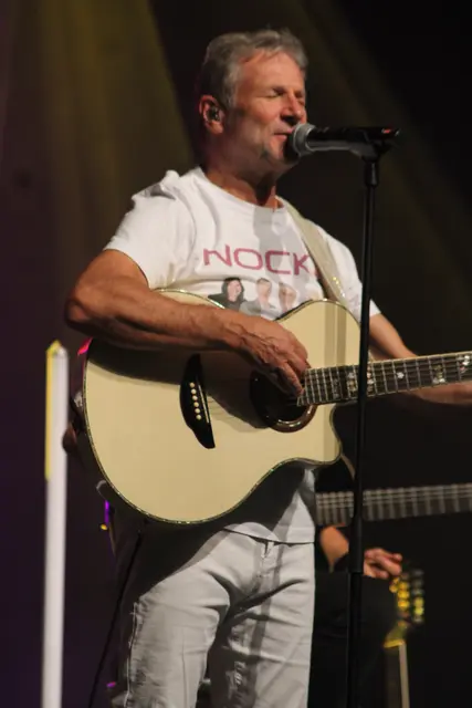 Sänger Gottfried "Friedl" Würcher griff beim Konzert auch zur Gitarre. | Foto: Josef Hofmüller