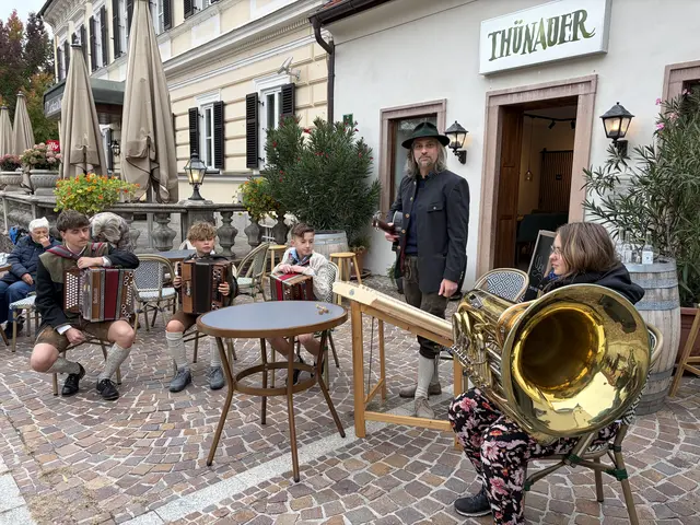Von li. nach rechts: Jan Wassermann, Dominik Meinhard-Probst, Lukas Swoboda, Musiklehrer  Daniel Kukovetz und Carina Pregardner