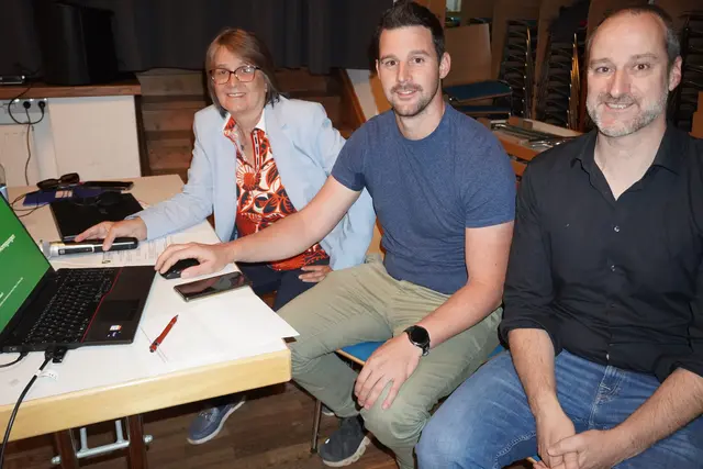 Bei der Gemeindeversammlung standen neben dem Volksschul-Projekt auch Glasfaser-Ausbau und die Trinkwasserversorung von Polling auf dem Programm (v.l.): Bgm.in Gabriele Rothbacher, GR Alexander Weißenbichler und Vize-Bgm. Thomas Norz (alle Allgemeine Bürgerliste Polling). | Foto: Gerg Larcher / MeinBezirk